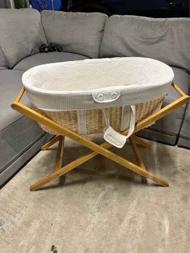 Moses basket with stand