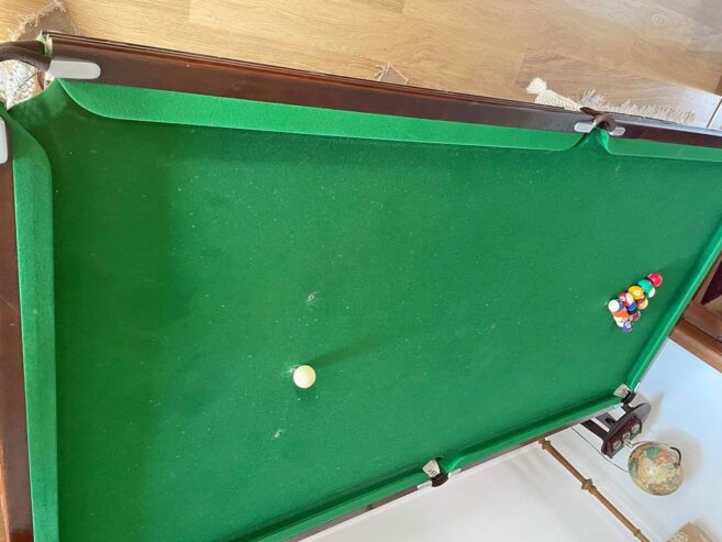 Pool table / billiard table and balls, cues