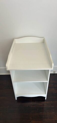 Change table with side storage