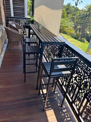 Outdoor Bar Table and 4 stools in aluminum and black mid wood type planks