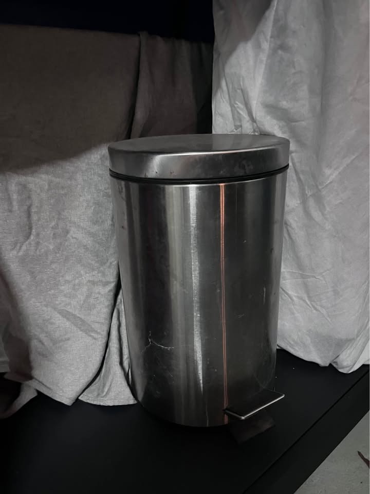 Free pedal bin