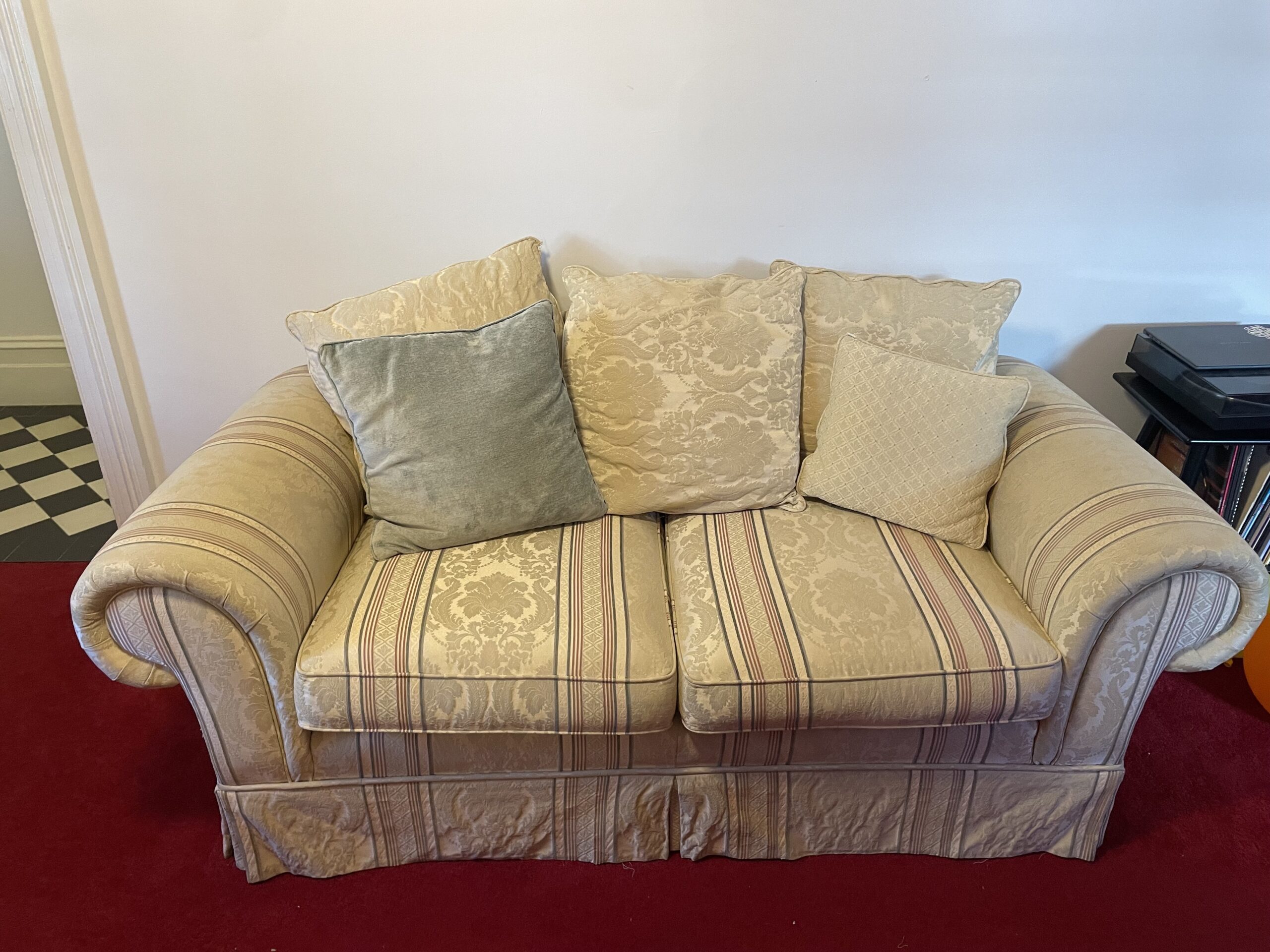 2x Couches great condition very comfortable